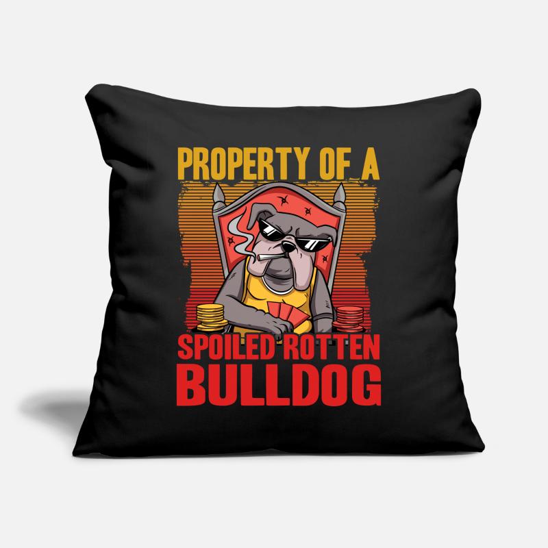 Propriété d’un bouledogue pourri gâté Coussin et housse de 45 x 45 cm