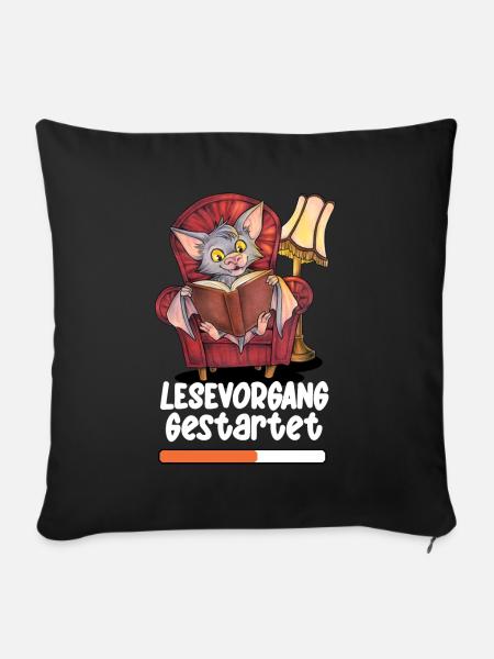 Lesevorgang gestartet Niedliche Lesende Fledermaus - Sofakissen mit Füllung 45 x 45 cm - Schwarz