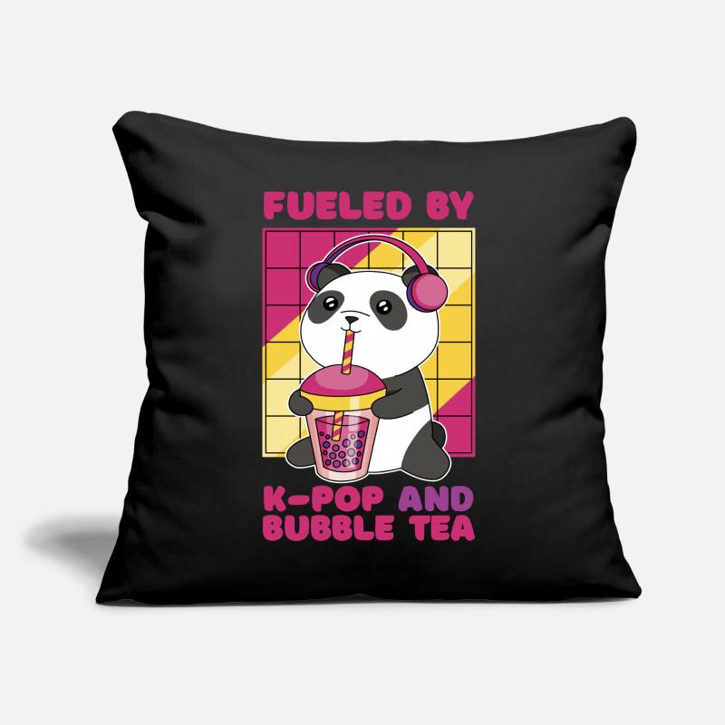 Niedlicher Panda mit Bubble Tea und Kopfhörern Sofakissen mit Füllung 45 x 45 cm