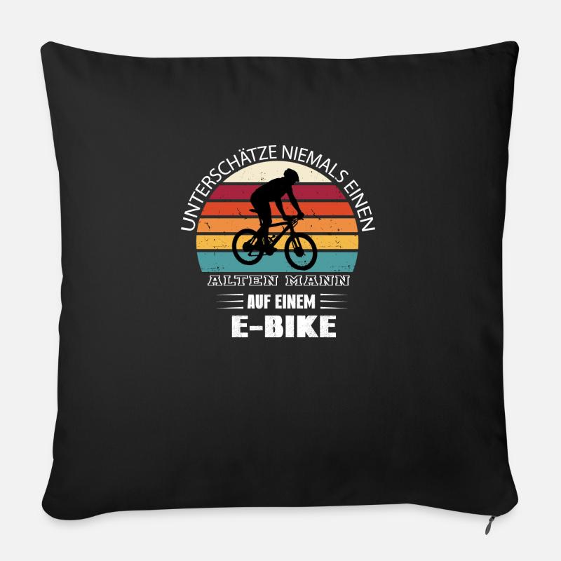Alter Mann mit E-Bike - Sofakissen mit Füllung 45 x 45 cm - Schwarz
