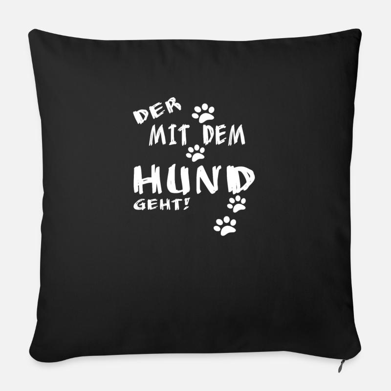 Der mit dem Hund gassi geht. - Sofakissen mit Füllung 45 x 45 cm - Schwarz