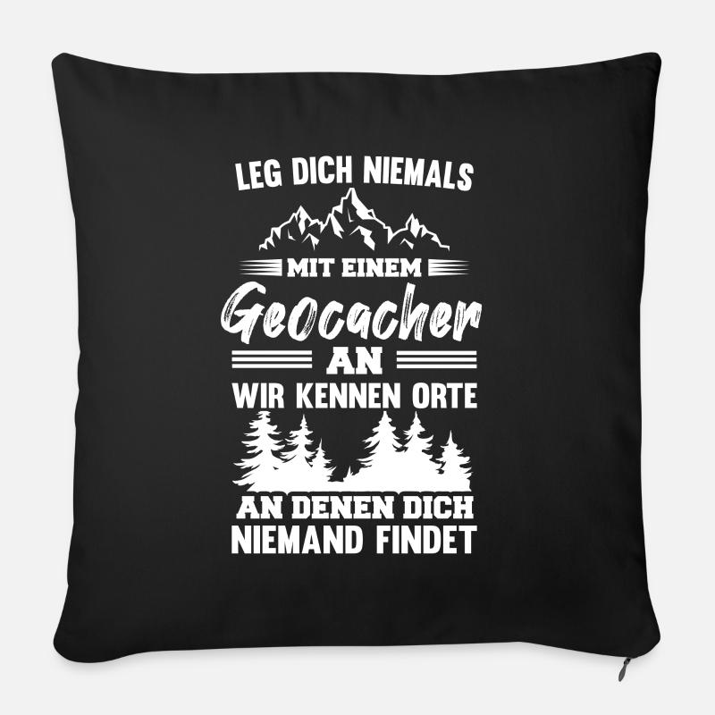 Geocaching Leg dich niemals mit einem Geocacher an - Sofakissen mit Füllung 45 x 45 cm - Schwarz