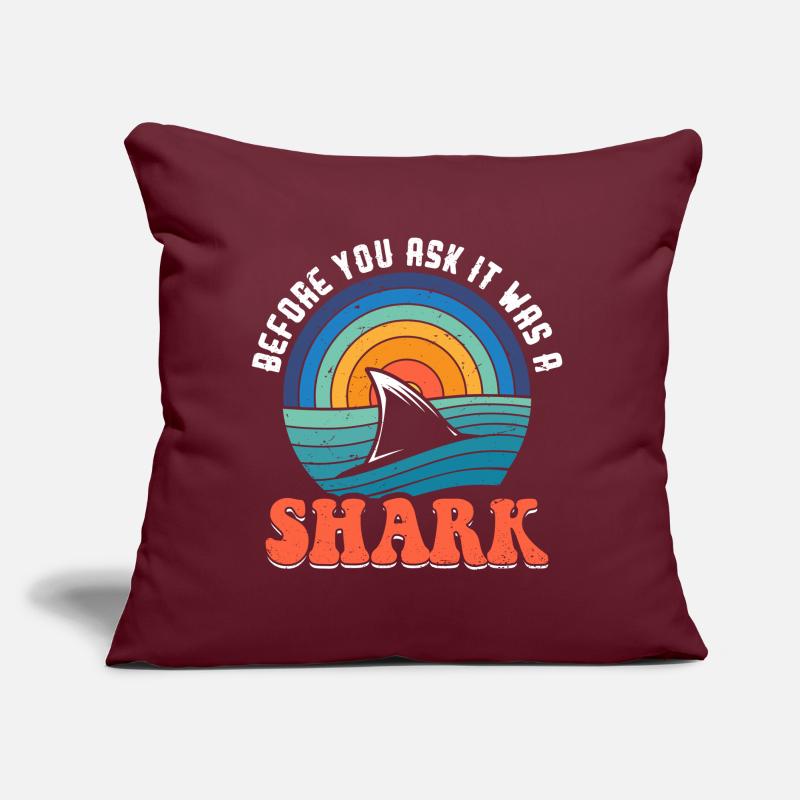 Before You Ask It Was A Shark - Knochenbruch Sofakissen mit Füllung 45 x 45 cm
