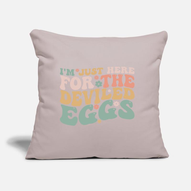 I'm just here for the deviled eggs Coussin et housse de 45 x 45 cm