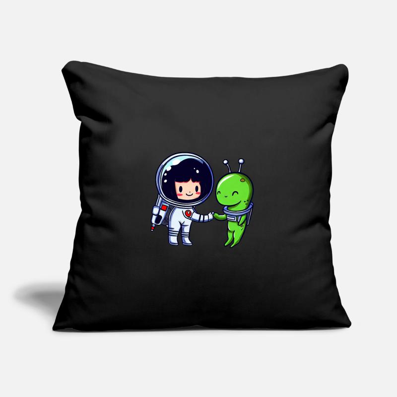 Salutation dans l’espace : poignée de main d’un extraterrestre et d’un astronaute Coussin et housse de 45 x 45 cm
