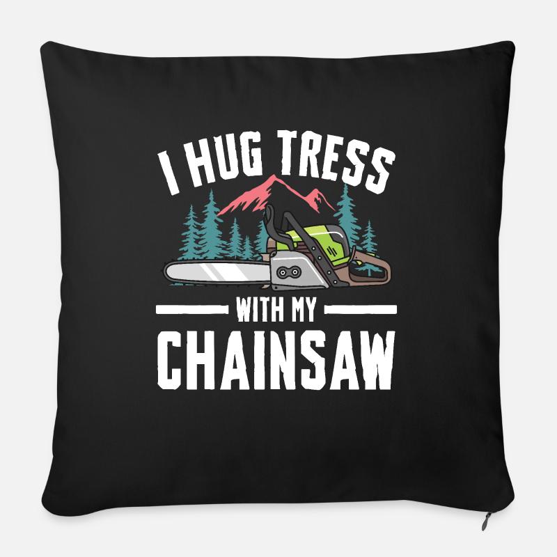 I Hug Trees With My Chainsaw - Sofakissen mit Füllung 45 x 45 cm - Schwarz