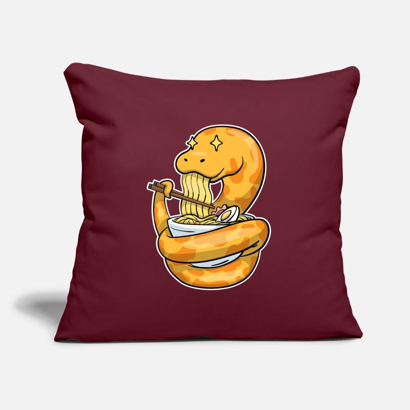 Le roi python mange des ramen Coussin et housse de 45 x 45 cm