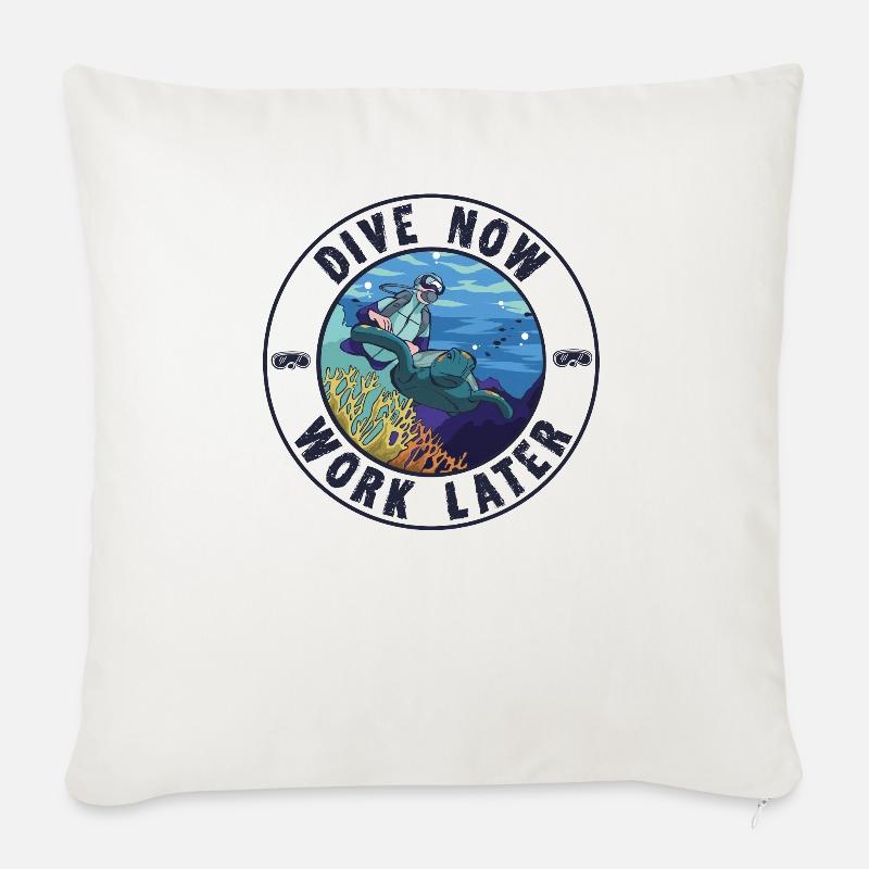 Lustiger Spruch Dive Now Work Later Turtle Taucher - Sofakissen mit Füllung 45 x 45 cm - Naturweiß 