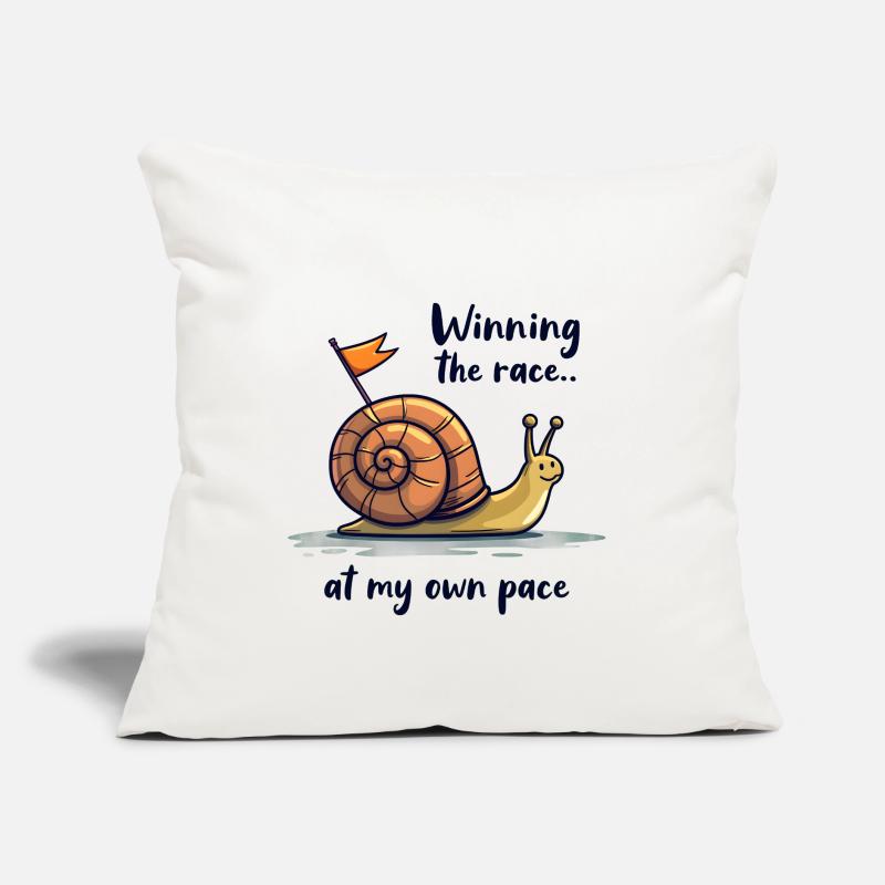 Escargot avec drapeau « Gagner la course » Coussin et housse de 45 x 45 cm