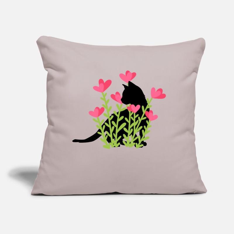 Design de printemps - chat noir dans le parterre de fleurs Coussin et housse de 45 x 45 cm