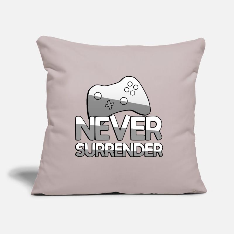 NEVER SURRENDER + Controller - Gaming Sofakissen mit Füllung 45 x 45 cm
