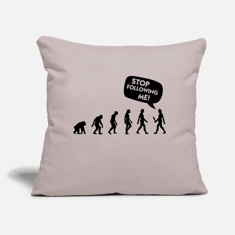 L évolution d'un harceleur Coussin et housse de 45 x 45 cm