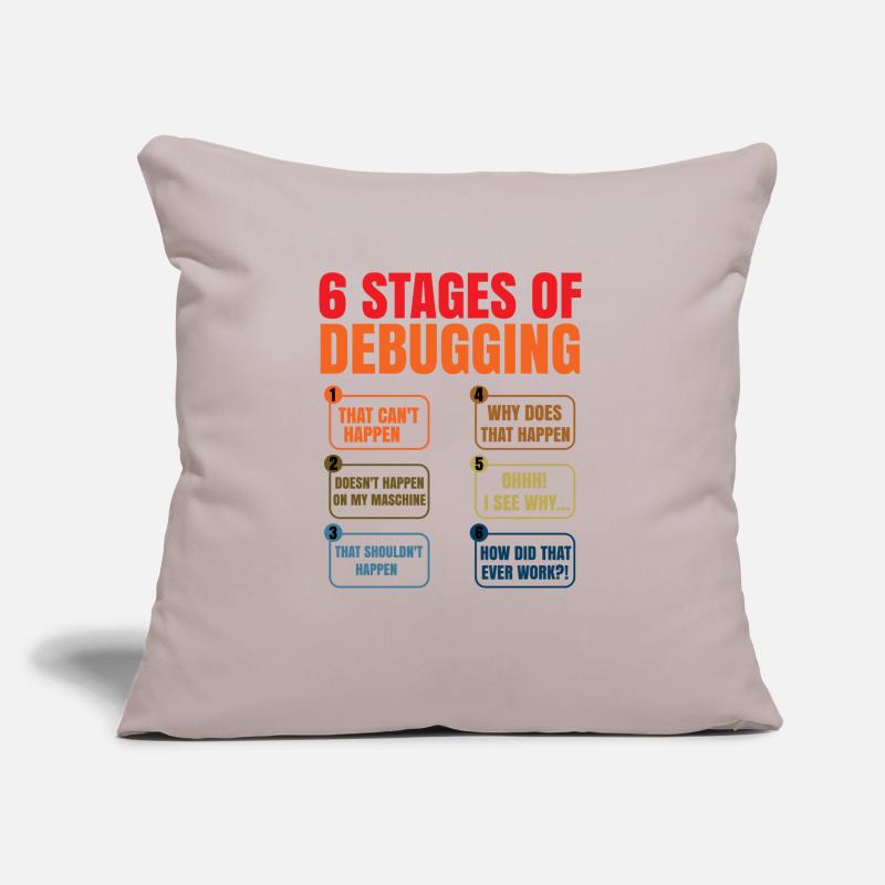 6 Stages Of Debugging Coder Programmer Software De Sofakissen mit Füllung 45 x 45 cm