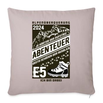 Abenteuer E5 Alpenüberquerung 2024 - Sofakissen mit Füllung 45 x 45 cm - helles Taupe - Vorne