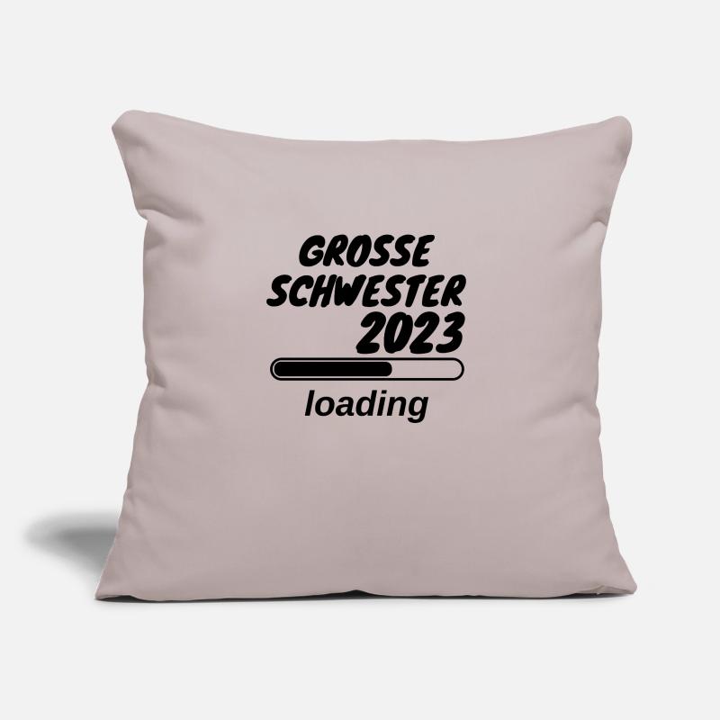 Große Schwester 2023 loading Sofakissen mit Füllung 45 x 45 cm