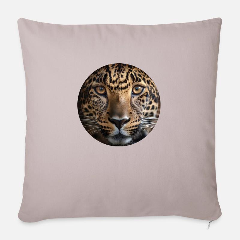 Leopard, er Dir direkt in die Augen sieht - Sofakissen mit Füllung 45 x 45 cm - helles Taupe