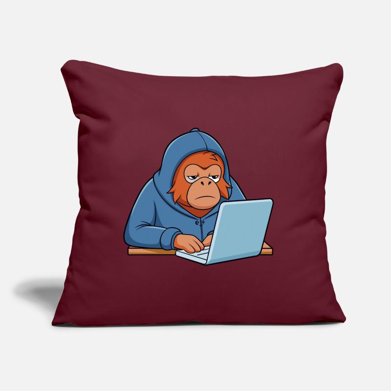 Mignon orang-outan hacker dans un sweat à capuche devant le PC Coussin et housse de 45 x 45 cm