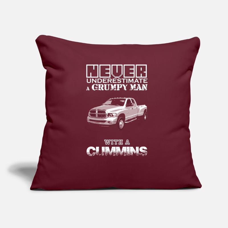 NEVER UNDERESTIMATE A GRUMPY MAN WITH A CUMMINS B Coussin et housse de 45 x 45 cm
