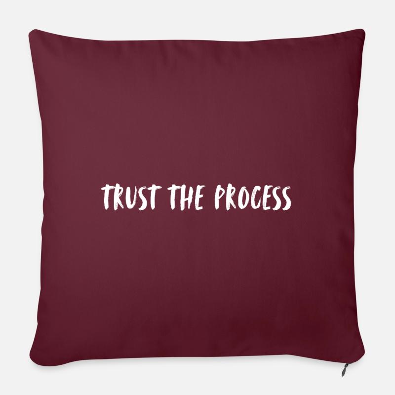 trust the process. Vertrau dem Prozess, dem Leben. - Sofakissen mit Füllung 45 x 45 cm - Burgunderrot