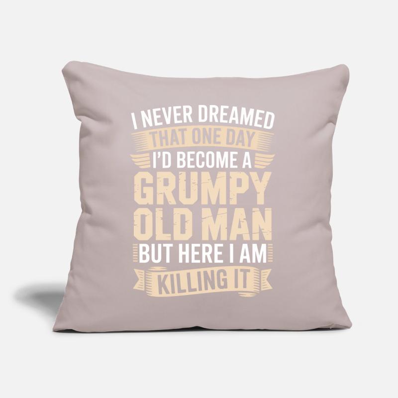Grumpy Old Man Killing It Coussin et housse de 45 x 45 cm