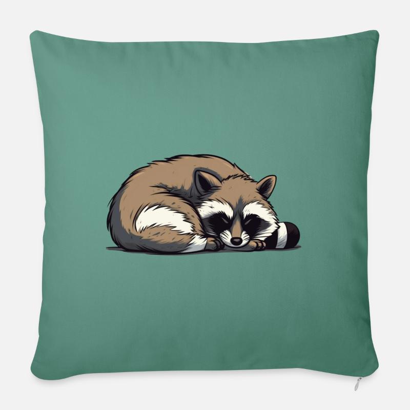 Sovende vaskebjørn - Sofapute med fylling 45 x 45 cm - furugrønn