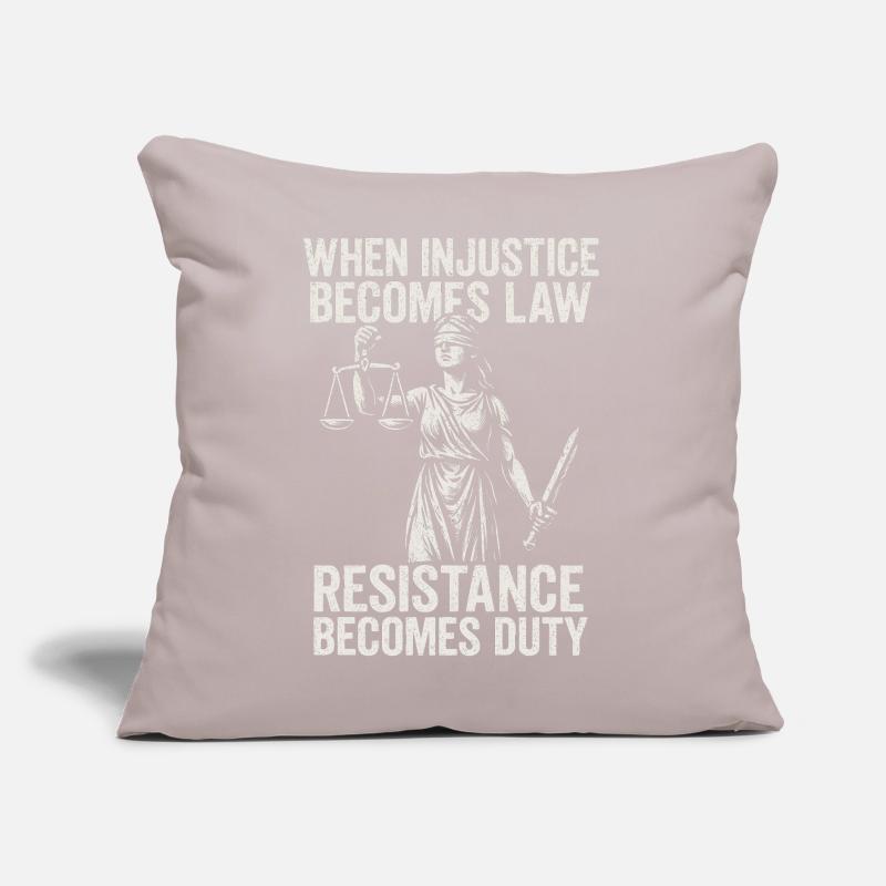 Quand l’injustice devient juste, la résistance devient Coussin et housse de 45 x 45 cm