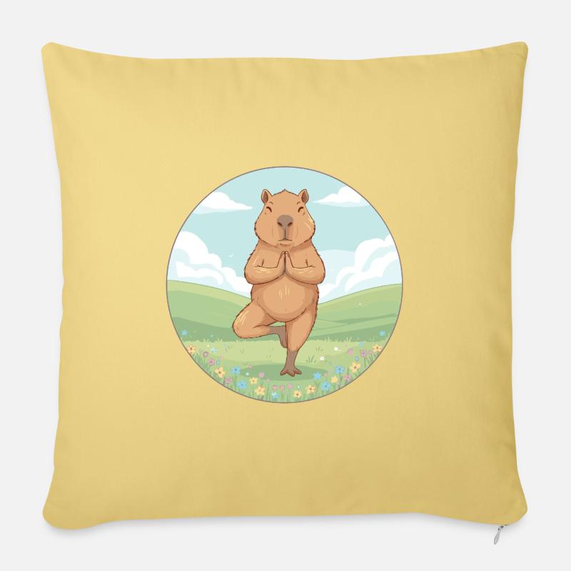 Yoga de rongeur capybara faisant la posture de l’arbre - Coussin et housse de 45 x 45 cm - jaune délavé