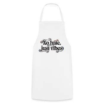 Der Schriftzug „No hate, just vibes“ in einer bauc - Kochschürze - Weiß - Vorne - AI Model Male 185 dark (185cm)
