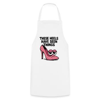 Ces talons ont vu des choses | Talons hauts comiques - Tablier de cuisine - blanc - Devant - AI Model Male 185 dark (185cm)