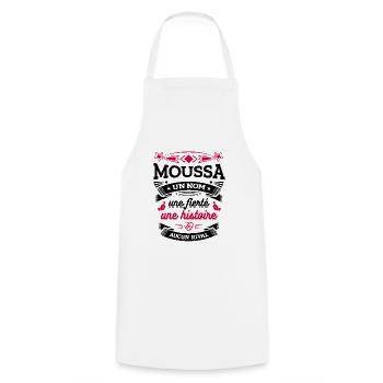 MOUSSA UN NOM UNE FIERTÉ AUCUN RIVAL - Tablier de cuisine - blanc - Devant - AI Model Male 185 dark (185cm)