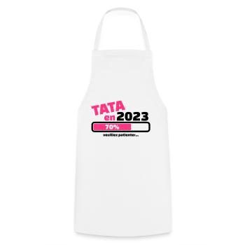 annonce grossesse tata en 2023 veuillez patienter - Tablier de cuisine - blanc - Devant - AI Model Male 185 dark (185cm)