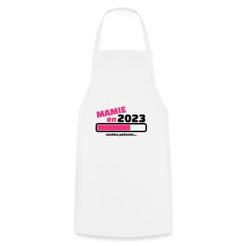 mamie en 2023 veuillez patienter - Tablier de cuisine - blanc - Devant - AI Model Male 185 dark (185cm)