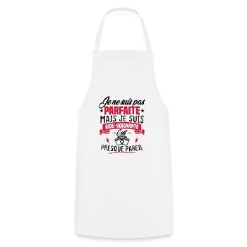 Pas parfaite mais je suis aide soignante - Tablier de cuisine - blanc - Devant - AI Model Male 185 dark (185cm)