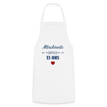 Attachiante depuis 13 ans - Tablier de cuisine - blanc - Devant - AI Model Male 185 dark (185cm)