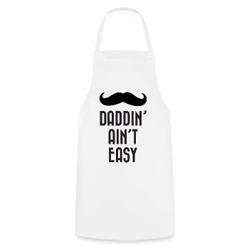 Daddin' Ain't Easy - Kochschürze - Weiß - Vorne - AI Model Male 185 dark (185cm)