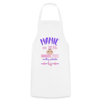 Mamie en 2026 Veuillez Patienter - Tablier de cuisine - blanc - Devant - AI Model Male 185 dark (185cm)