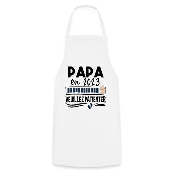 Papa 2023 Bébé Naissance Père Cadeau Humour - Tablier de cuisine - blanc - Devant - AI Model Male 185 dark (185cm)