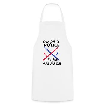 Elle fait quoi la Police... - Tablier de cuisine - blanc - Devant - AI Model Male 185 dark (185cm)