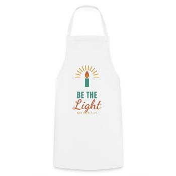 Be The Light – Matthew 5:16 Christian - Kochschürze - Weiß - Vorne - AI Model Male 185 dark (185cm)