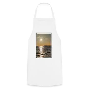 Fotokunst „Holzbrücke Bansin“ Sonnenuntergang - Kochschürze - Weiß - Vorne - AI Model Male 185 dark (185cm)