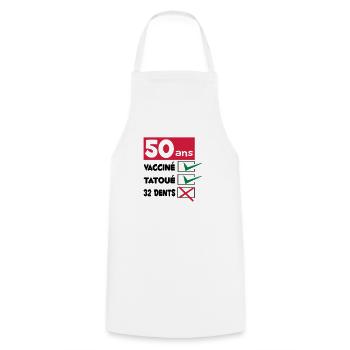 TEE SHIRT HUMOUR DESIGN ET MOTIF ANNIVERSAIRE 50 - Tablier de cuisine - blanc - Devant - AI Model Male 185 dark (185cm)