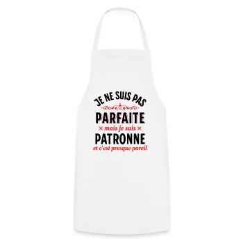 Directrice Cadeau Patronne Citation Dicton Rigolo - Tablier de cuisine - blanc - Devant - AI Model Male 185 dark (185cm)