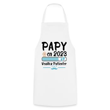 Papy En 2023 Veuillez Patienter - Tablier de cuisine - blanc - Devant - AI Model Male 185 dark (185cm)