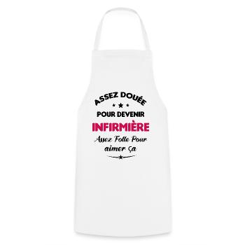 Assez douée pour devenir infirmière cadeau - Tablier de cuisine - blanc - Devant - AI Model Male 185 dark (185cm)