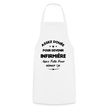 Assez douée pour devenir infirmière cadeau - Tablier de cuisine - blanc - Devant - AI Model Male 185 dark (185cm)
