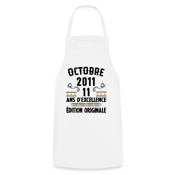 11 Ans Anniversaire Vintage Né(e) en Octobre 2011 - Tablier de cuisine - blanc - Devant - AI Model Male 185 dark (185cm)