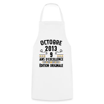 9 Ans Anniversaire Vintage Né(e) en Octobre 2013 - Tablier de cuisine - blanc - Devant - AI Model Male 185 dark (185cm)
