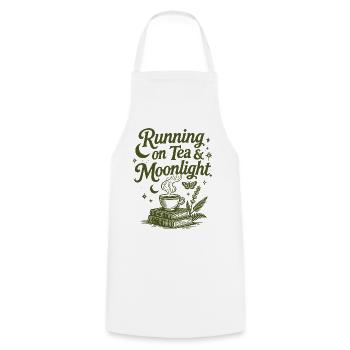 Running on Tea & Moonlight Spruch - Kochschürze - Weiß - Vorne - AI Model Male 185 dark (185cm)