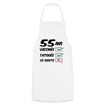 55 ans tatouée et vaccinée//design humoristique - Tablier de cuisine - blanc - Devant - AI Model Male 185 dark (185cm)
