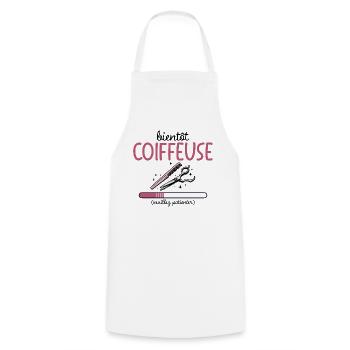 Métier Coiffeuse En Cours Bientôt Coiffeuse - Tablier de cuisine - blanc - Devant - AI Model Male 185 dark (185cm)